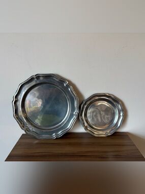 Wilton Armetale Queen Anne scalloped dinner And side plates . 6&6
